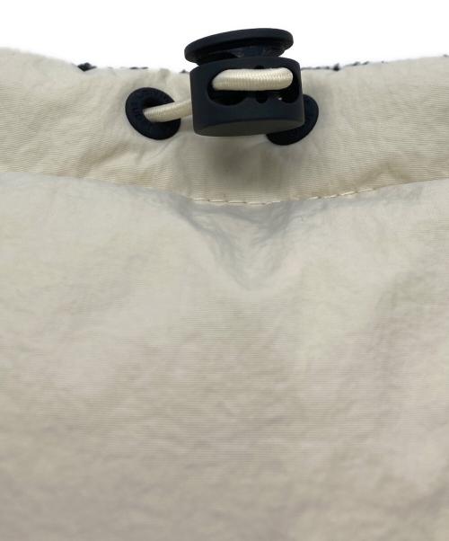 Calvin Klein Jeans（カルバンクラインジーンズ）Calvin Klein Jeans (カルバンクラインジーンズ) バッジオーバーサイズ ダウンジャケット アイボリー サイズ:Lの古着・服飾アイテム