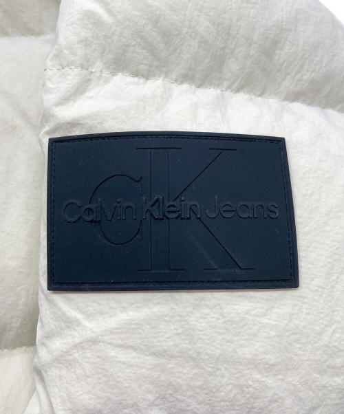 Calvin Klein Jeans（カルバンクラインジーンズ）Calvin Klein Jeans (カルバンクラインジーンズ) バッジオーバーサイズ ダウンジャケット アイボリー サイズ:Lの古着・服飾アイテム