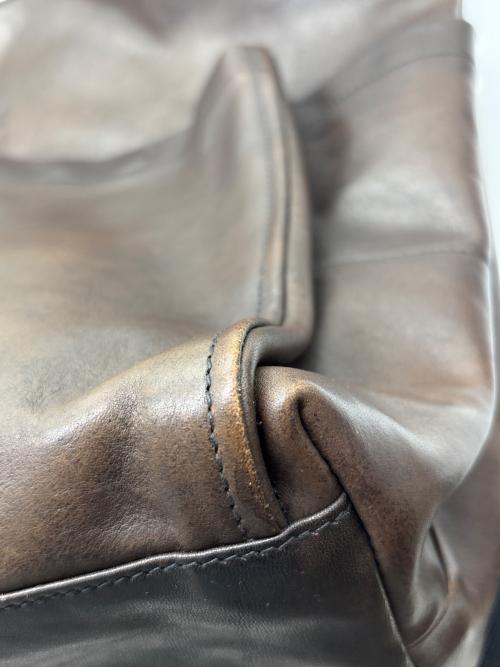 IL BISONTE（イル ビゾンテ）IL BISONTE (イル ビゾンテ) ロゴ型押しレザーショルダーバッグ ブラウンの古着・服飾アイテム