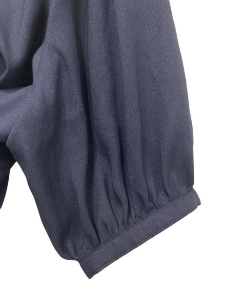 23区（ニジュウサンク）23区 (ニジュウサンク) バックサテンアムンゼンフリルブラウス ネイビー サイズ:38の古着・服飾アイテム