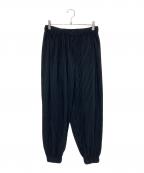 HOMME PLISSE ISSEY MIYAKEオム プリッセ イッセイ ミヤケ）の古着「マンスリーカラー プリーツ ジョガー パンツ」｜ブラック