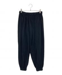 HOMME PLISSE ISSEY MIYAKE（オム プリッセ イッセイ ミヤケ）の古着「マンスリーカラー プリーツ ジョガー パンツ」｜ブラック