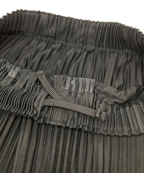 HOMME PLISSE ISSEY MIYAKE（オム プリッセ イッセイ ミヤケ）HOMME PLISSE ISSEY MIYAKE (オム プリッセ イッセイ ミヤケ) マンスリーカラー プリーツ ジョガー パンツ ブラック サイズ:2の古着・服飾アイテム
