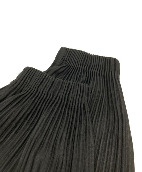 HOMME PLISSE ISSEY MIYAKE（オム プリッセ イッセイ ミヤケ）HOMME PLISSE ISSEY MIYAKE (オム プリッセ イッセイ ミヤケ) マンスリーカラー プリーツ ジョガー パンツ ブラック サイズ:2の古着・服飾アイテム