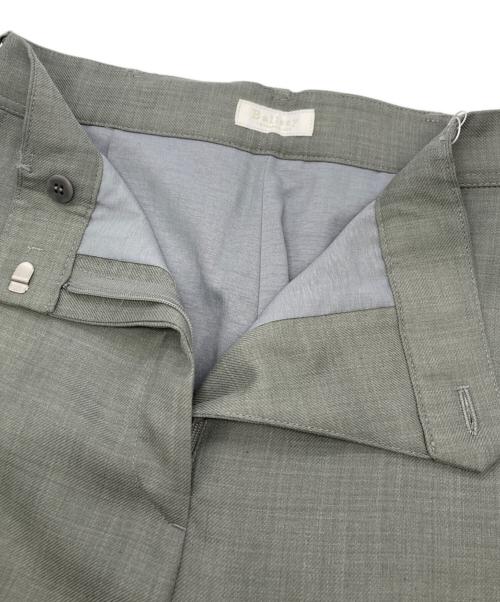 BALLSEY（ボールジィ）BALLSEY (ボールジィ) ライトカルゼ センタープレスストレートパンツ グレー サイズ:32 未使用品の古着・服飾アイテム