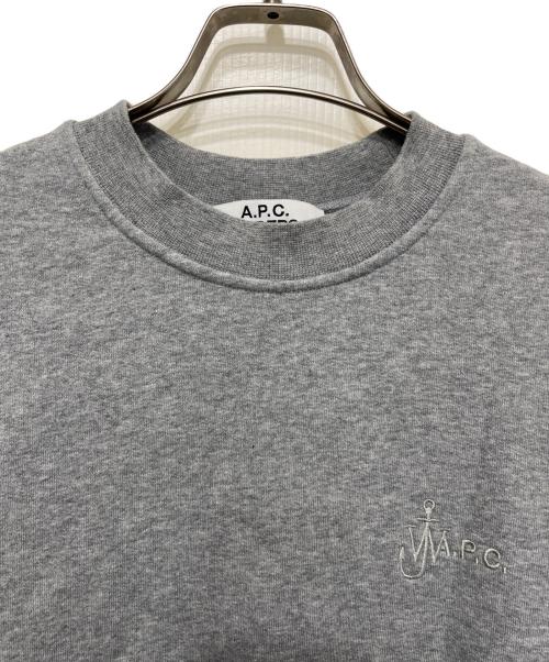 A.P.C.（アーペーセー）A.P.C. (アーペーセー) J.W.ANDERSON (ジェイダブリューアンダーソン) コラボロゴ刺繍スウェット グレー サイズ:Ｓの古着・服飾アイテム