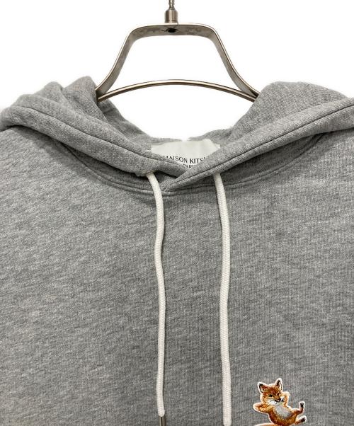 maison kitsune（メゾンキツネ）MAISON KITSUNE (メゾンキツネ) チラックスフォックスパッチフーディ グレー サイズ:XXSの古着・服飾アイテム