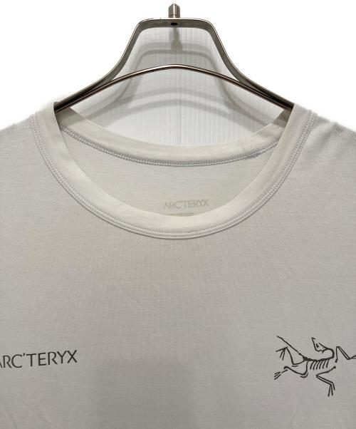 ARC'TERYX（アークテリクス）ARC'TERYX (アークテリクス) キャプティブ スプリット グラフィック Tシャツ ホワイト サイズ:Lの古着・服飾アイテム
