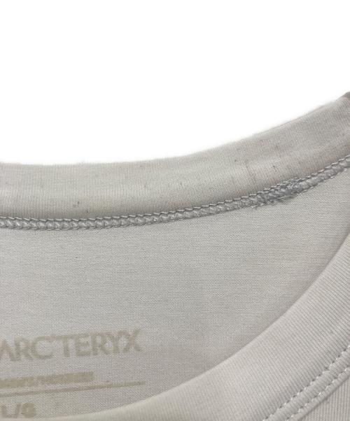ARC'TERYX（アークテリクス）ARC'TERYX (アークテリクス) キャプティブ スプリット グラフィック Tシャツ ホワイト サイズ:Lの古着・服飾アイテム