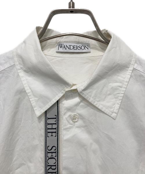 J.W.ANDERSON（ジェイダブリューアンダーソン）J.W.ANDERSON (ジェイダブリューアンダーソン) オーバサイズテープシャツ ホワイト サイズ:Ｓの古着・服飾アイテム