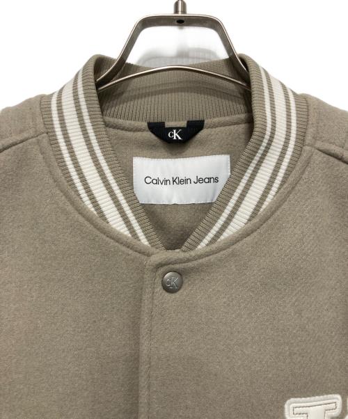 Calvin Klein（カルバンクライン）Calvin Klein (カルバンクライン) バーシティ ボンバー ジャケット ベージュ サイズ:Lの古着・服飾アイテム