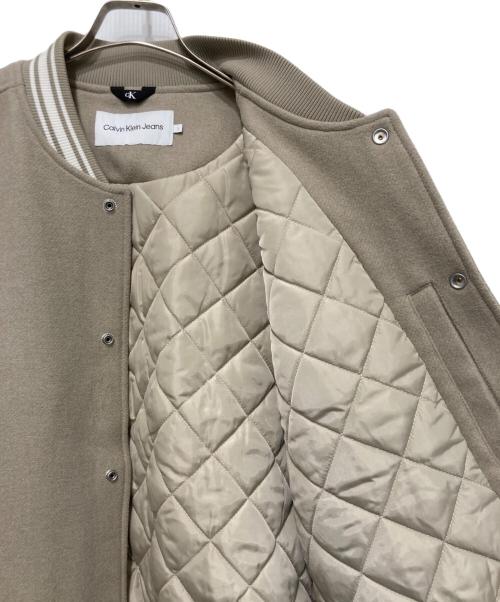 Calvin Klein（カルバンクライン）Calvin Klein (カルバンクライン) バーシティ ボンバー ジャケット ベージュ サイズ:Lの古着・服飾アイテム