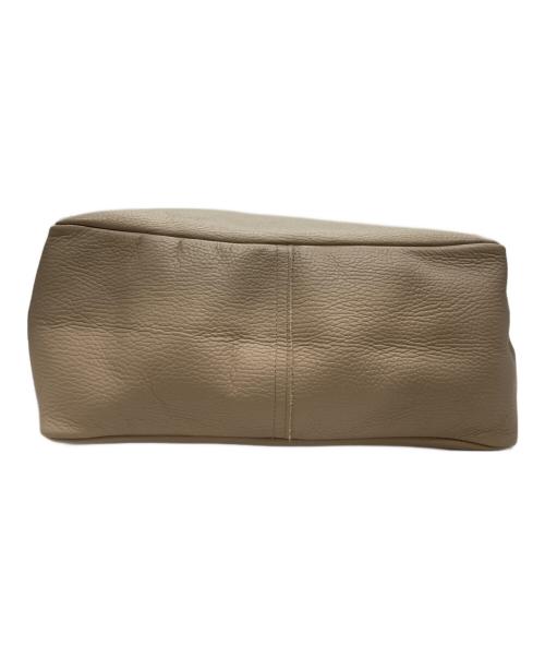 YOUNG & OLSEN The DRYGOODS STORE（ヤングアンドオルセン ザ ドライグッズストア）YOUNG & OLSEN The DRYGOODS STORE (ヤングアンドオルセン ザ ドライグッズストア) エンボス レザートート M ベージュ/ETOUPEの古着・服飾アイテム