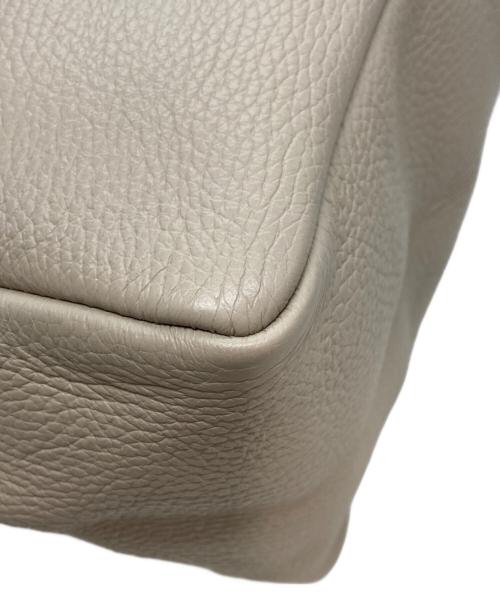 YOUNG & OLSEN The DRYGOODS STORE（ヤングアンドオルセン ザ ドライグッズストア）YOUNG & OLSEN The DRYGOODS STORE (ヤングアンドオルセン ザ ドライグッズストア) エンボス レザートート M ベージュ/ETOUPEの古着・服飾アイテム