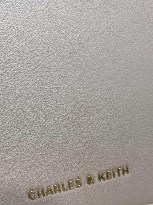 CHARLES & KEITH（チャールズアンドキース）CHARLES & KEITH (チャールズアンドキース) ジオメトリックバケットバッグ アイボリーの古着・服飾アイテム