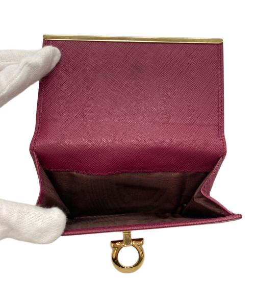 Salvatore Ferragamo（サルヴァトーレ フェラガモ）Salvatore Ferragamo (サルヴァトーレ フェラガモ) ガンチーニ 2つ折り財布 ショッキングピンクの古着・服飾アイテム
