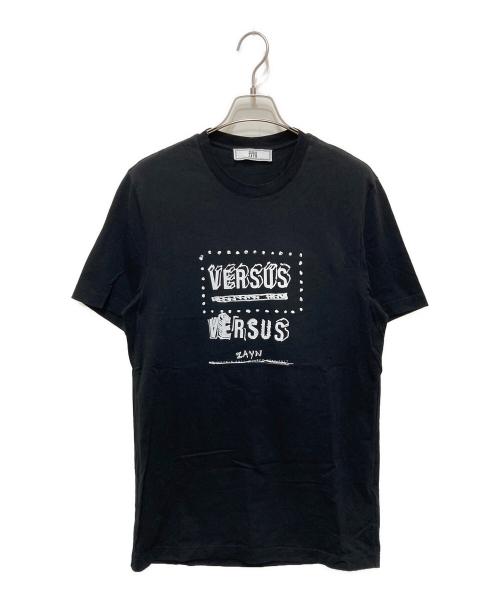 VERSUS VERSACE（ヴェルサス ヴェルサーチェ）VERSUS VERSACE (ヴェルサス ヴェルサーチェ) ZAYN (ゼイン) コラボロゴプリントTシャツ ブラック サイズ:Sの古着・服飾アイテム