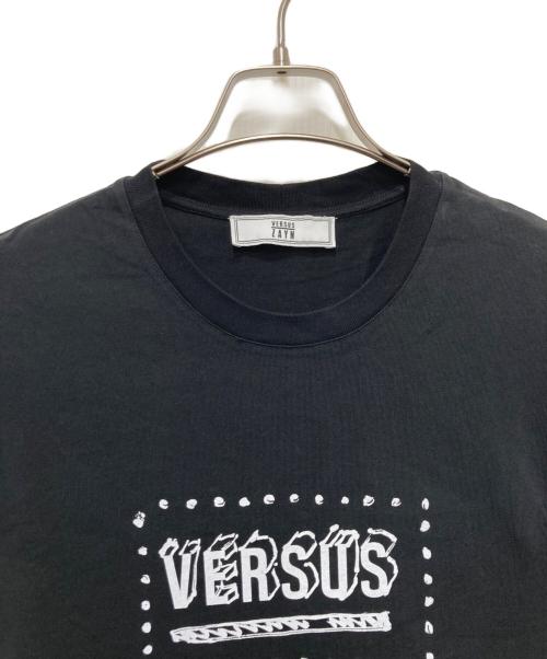 VERSUS VERSACE（ヴェルサス ヴェルサーチェ）VERSUS VERSACE (ヴェルサス ヴェルサーチェ) ZAYN (ゼイン) コラボロゴプリントTシャツ ブラック サイズ:Sの古着・服飾アイテム