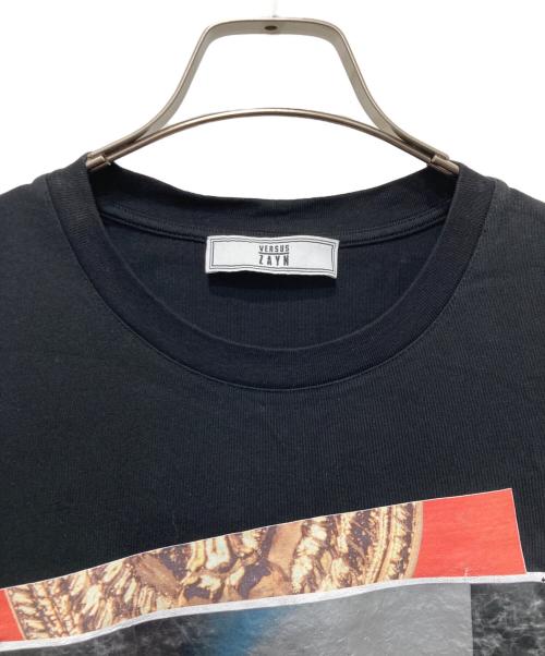 VERSUS VERSACE（ヴェルサス ヴェルサーチェ）VERSUS VERSACE (ヴェルサス ヴェルサーチェ) ZAYN (ゼイン) コラボプリントTシャツ ブラック サイズ:Ⅿの古着・服飾アイテム