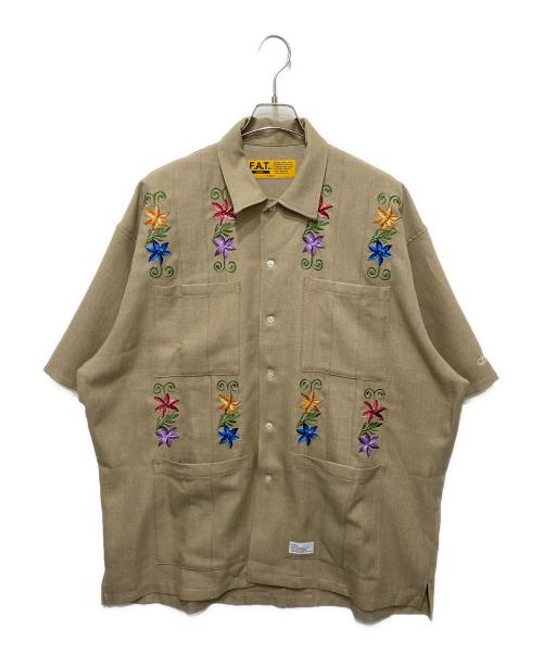 FAT（エフエーティー）FAT (エフエーティー) フラワー刺繍シャツ ベージュ サイズ:SKINNYの古着・服飾アイテム