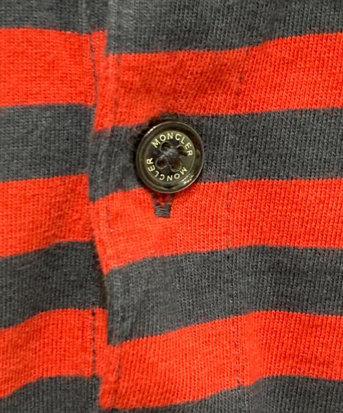 MONCLER（モンクレール）MONCLER (モンクレール) ロゴワッペン付ポロシャツ/MAGLIA POLO MANICA CORTA レッド×ネイビー サイズ:Mの古着・服飾アイテム