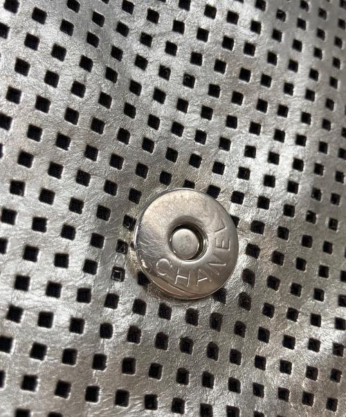 CHANEL（シャネル）CHANEL (シャネル) パンチングチェーンショルダーバッグ シルバーの古着・服飾アイテム