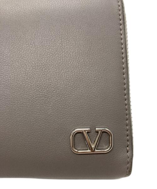 VALENTINO（ヴァレンティノ）VALENTINO (ヴァレンティノ) Vロゴシグネチャーカーフスキンウォレット グレーの古着・服飾アイテム