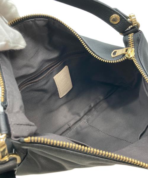 russet（ラシット）russet (ラシット) エンボスモノグラムショルダーバッグ ブラックの古着・服飾アイテム