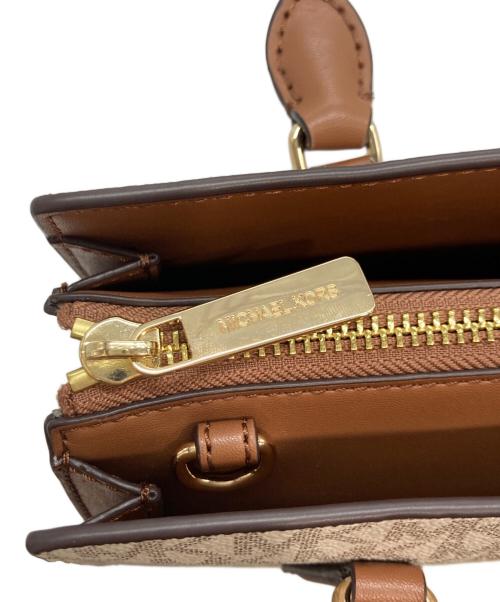 MICHAEL KORS（マイケル・コース）MICHAEL KORS (マイケル・コース) SHEILA センタージップ サッチェル スモール 2WAYショルダーバッグ ホワイト×ブラウンの古着・服飾アイテム