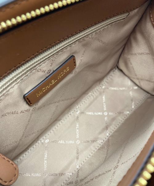 MICHAEL KORS（マイケル・コース）MICHAEL KORS (マイケル・コース) SHEILA センタージップ サッチェル スモール 2WAYショルダーバッグ ホワイト×ブラウンの古着・服飾アイテム