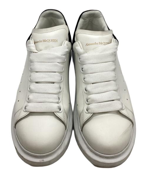 ALEXANDER McQUEEN（アレキサンダーマックイーン）ALEXANDER McQUEEN (アレキサンダーマックイーン) オーバーサイズドスニーカー ホワイト×ブラック サイズ:38の古着・服飾アイテム