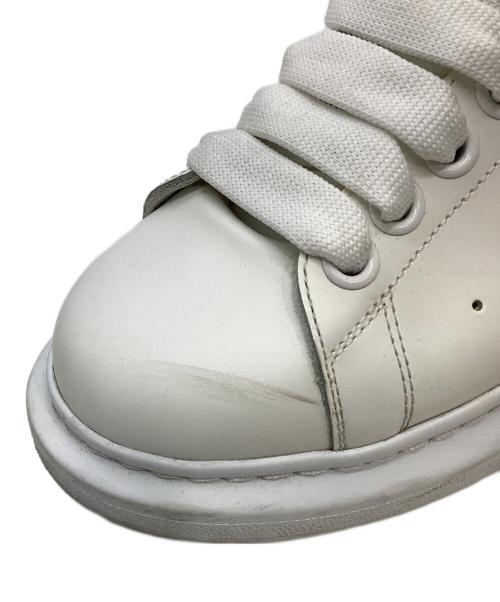 ALEXANDER McQUEEN（アレキサンダーマックイーン）ALEXANDER McQUEEN (アレキサンダーマックイーン) オーバーサイズドスニーカー ホワイト×ブラック サイズ:38の古着・服飾アイテム