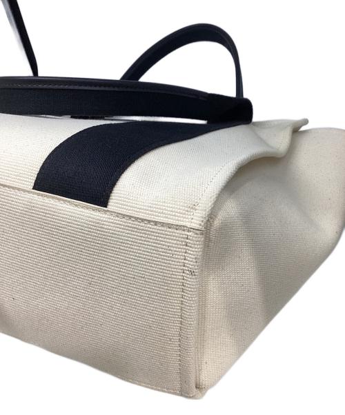 CHARLES & KEITH（チャールズアンドキース）CHARLES & KEITH (チャールズアンドキース) Kay ラージケイ ストラップトートバッグ アイボリーの古着・服飾アイテム