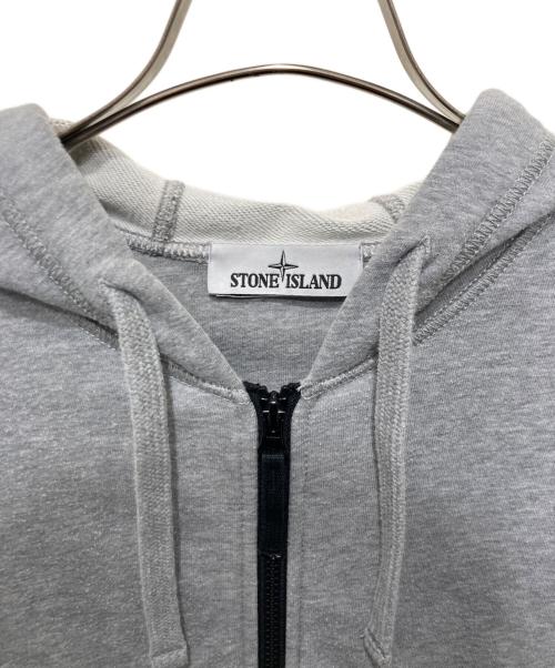 STONE ISLAND（ストーンアイランド）STONE ISLAND (ストーンアイランド) ワッペン付きジップアップパーカー グレー サイズ:Sの古着・服飾アイテム