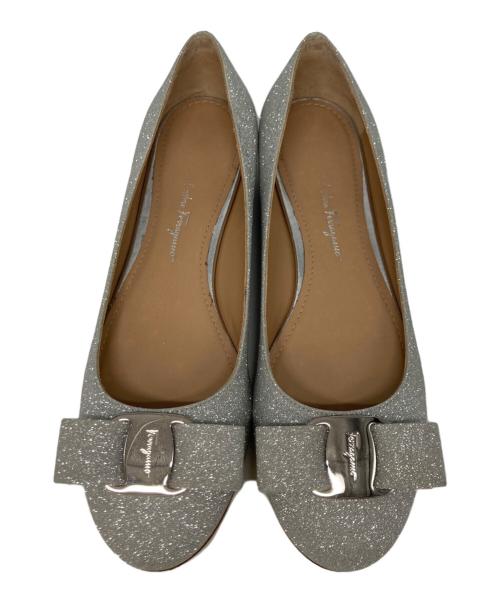 Salvatore Ferragamo（サルヴァトーレ フェラガモ）Salvatore Ferragamo (サルヴァトーレ フェラガモ) ラメグリッターヴァラリボンパンプス グレー サイズ:5 1/2 Dの古着・服飾アイテム