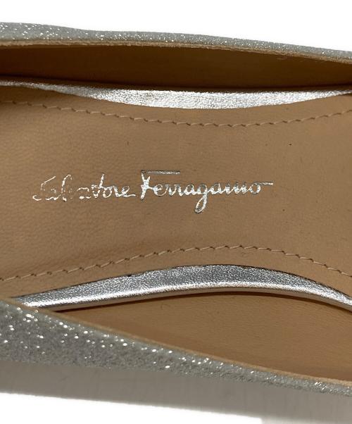 Salvatore Ferragamo（サルヴァトーレ フェラガモ）Salvatore Ferragamo (サルヴァトーレ フェラガモ) ラメグリッターヴァラリボンパンプス グレー サイズ:5 1/2 Dの古着・服飾アイテム