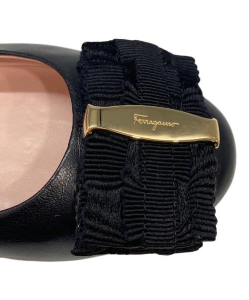 Salvatore Ferragamo（サルヴァトーレ フェラガモ）Salvatore Ferragamo (サルヴァトーレ フェラガモ) ヴァラリボンパンプス ブラック サイズ:5の古着・服飾アイテム