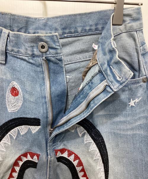 A BATHING APE（アベイシングエイプ）A BATHING APE (アベイシングエイプ) シャークデニムパンツ WGMワッペン インディゴ サイズ:Sの古着・服飾アイテム