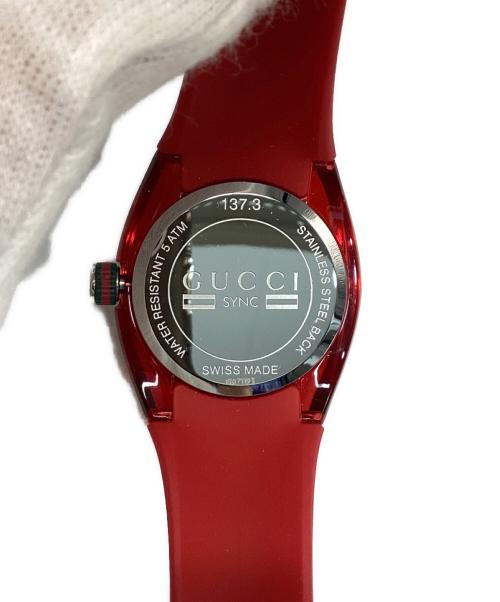 GUCCI（グッチ）GUCCI (グッチ) SYNC ラバーバンドウォッチ レッドの古着・服飾アイテム