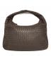 BOTTEGA VENETA (ボッテガベネタ) イントレチャートホーボーバッグ ブラウン：120000円