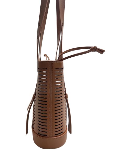 CHARLES & KEITH（チャールズアンドキース）CHARLES & KEITH (チャールズ＆キース) デルフィ カットアウトバケットバッグ ベージュの古着・服飾アイテム