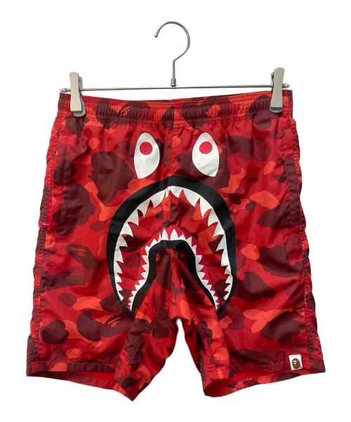 A BATHING APE（ア ベイシング エイプ）A BATHING APE (ア ベイシング エイプ) COLOR CAMO SHARK BEACH SHORTS レッド サイズ:Sの古着・服飾アイテム