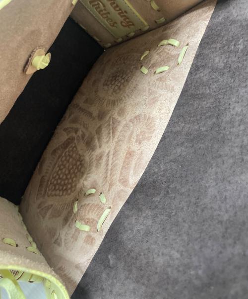 Carving Tribes（カービングトライブス）Carving Tribes (カービングトライブス) 型押しハンドバッグの古着・服飾アイテム