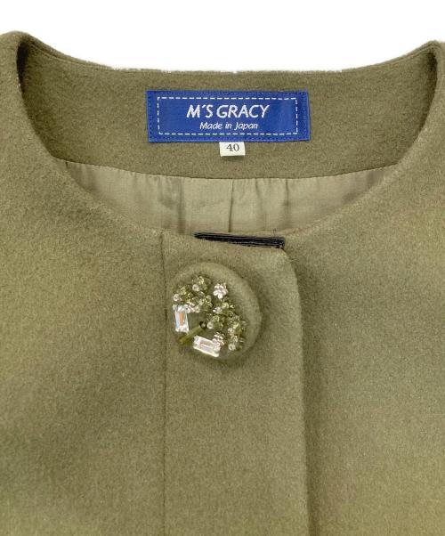 M'S GRACY（エムズグレイシー）M'S GRACY (エムズグレイシー) ノーカラー フラワーボタンベルト付きコート カーキ サイズ:40の古着・服飾アイテム