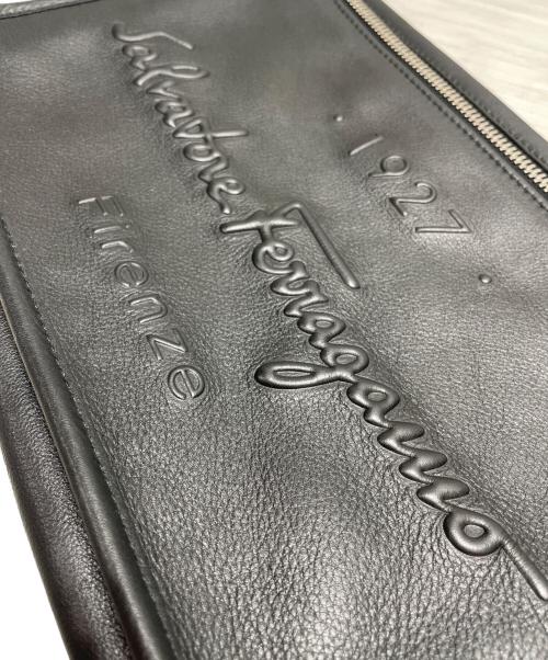 Salvatore Ferragamo（サルヴァトーレ フェラガモ）Salvatore Ferragamo (サルヴァトーレ フェラガモ) レザー エンボスロゴ クラッチバッグ ブラックの古着・服飾アイテム