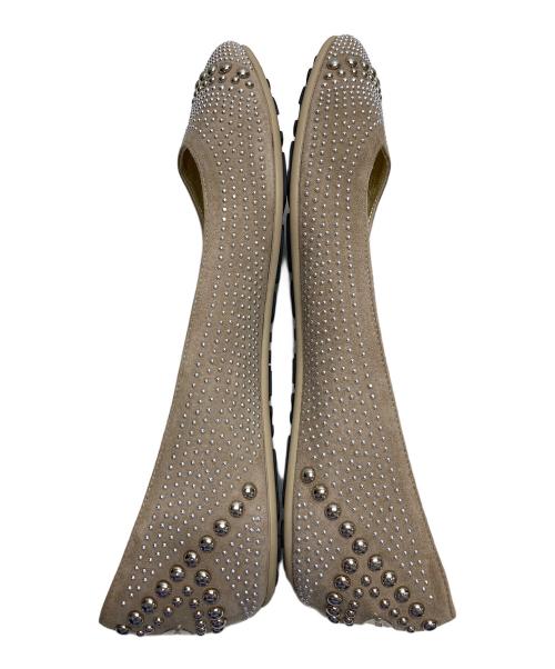 JIMMY CHOO（ジミーチュウ）JIMMY CHOO (ジミーチュウ) スタッズパンプス ベージュ サイズ:38 1/2の古着・服飾アイテム