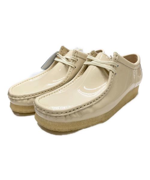 SUPREME（シュプリーム）Supreme (シュプリーム) CLARKS (クラークス) Patent Leather Wallabee ベージュ サイズ:26.5 未使用品の古着・服飾アイテム