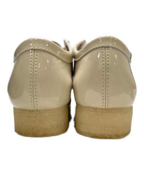 SUPREME（シュプリーム）Supreme (シュプリーム) CLARKS (クラークス) Patent Leather Wallabee ベージュ サイズ:26.5 未使用品の古着・服飾アイテム
