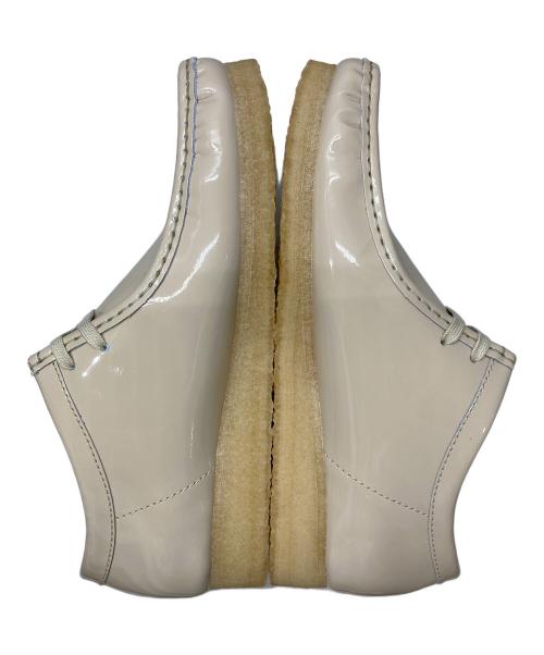 SUPREME（シュプリーム）Supreme (シュプリーム) CLARKS (クラークス) Patent Leather Wallabee ベージュ サイズ:26.5 未使用品の古着・服飾アイテム