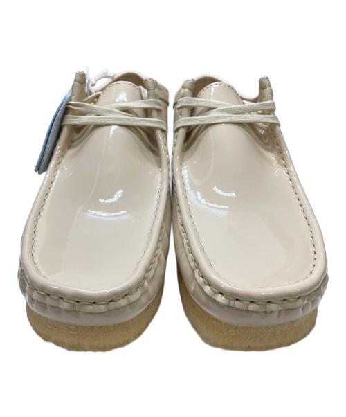 SUPREME（シュプリーム）Supreme (シュプリーム) CLARKS (クラークス) Patent Leather Wallabee ベージュ サイズ:26.5 未使用品の古着・服飾アイテム